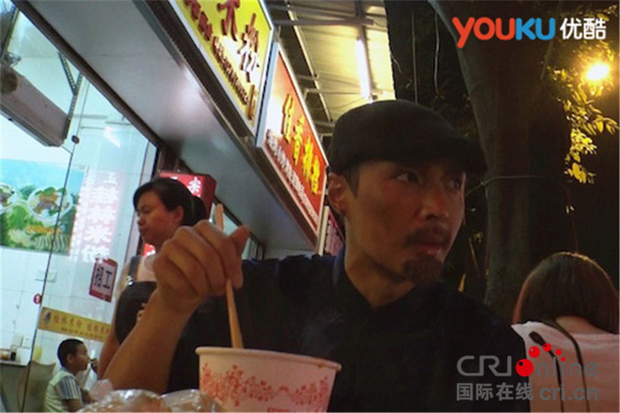 张艺兴获赞中国好助理 “退休”喂奶猫