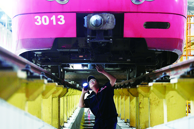 夜幕下的长春轻轨“保健医”