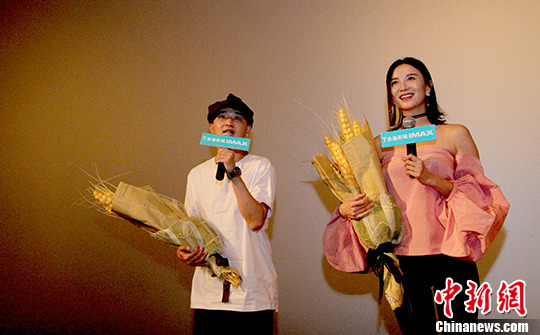 宋佳包贝尔天津宣传新片 宋佳向观众嘟嘴飞吻