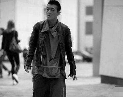 组图：陈冠希晒近照苍老 昔日小鲜肉已不再粉嫩