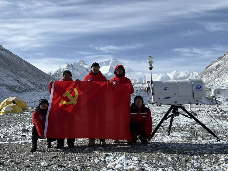 从齐鲁大地到珠穆朗玛峰 山东高校教师成功在海拔7028米的珠峰上架设气象站