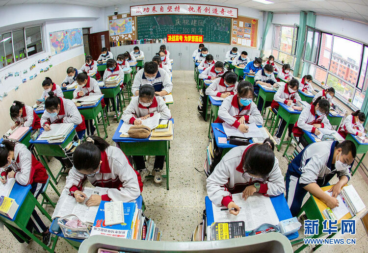 5月7日,呼和浩特市第六中学高三学生手