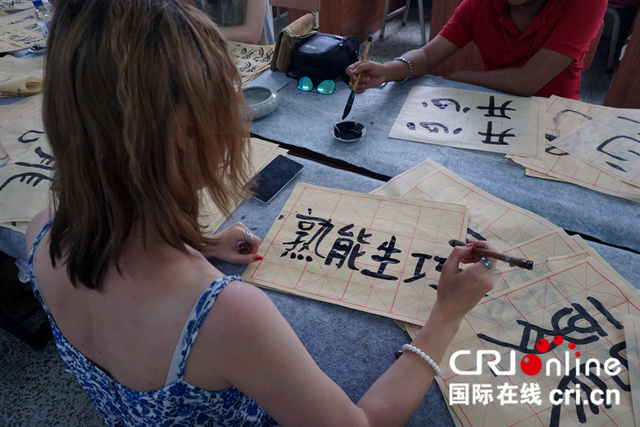 外国友人体验中国书法 笔墨传递中外友谊(高清组图)