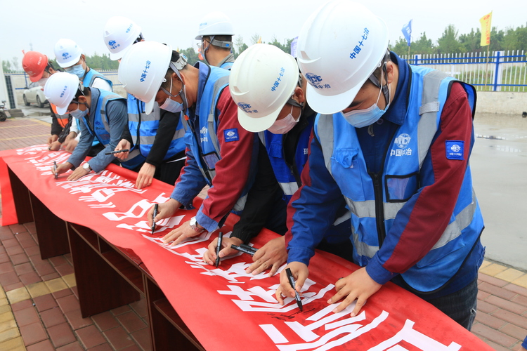 十七冶陕西分公司国际陆港医院项目开展党旗飘扬党徽闪光主题党日活动