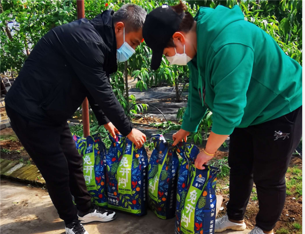 （图）鞍山农民劳模以身作则 带头抗击疫情助力春耕生产_fororder_桂永帅（左）疫情期间给农民送富硒肥。供图 六和敬富硒公司