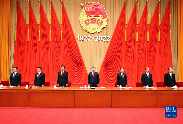 主席台上方悬挂着庆祝中国共产主义青年团成立100周年大会会标,后幕