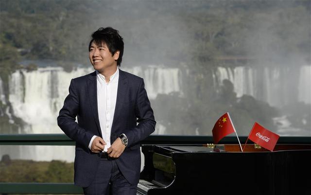 郎朗伊瓜苏瀑布前演奏 助力奥运火炬传递