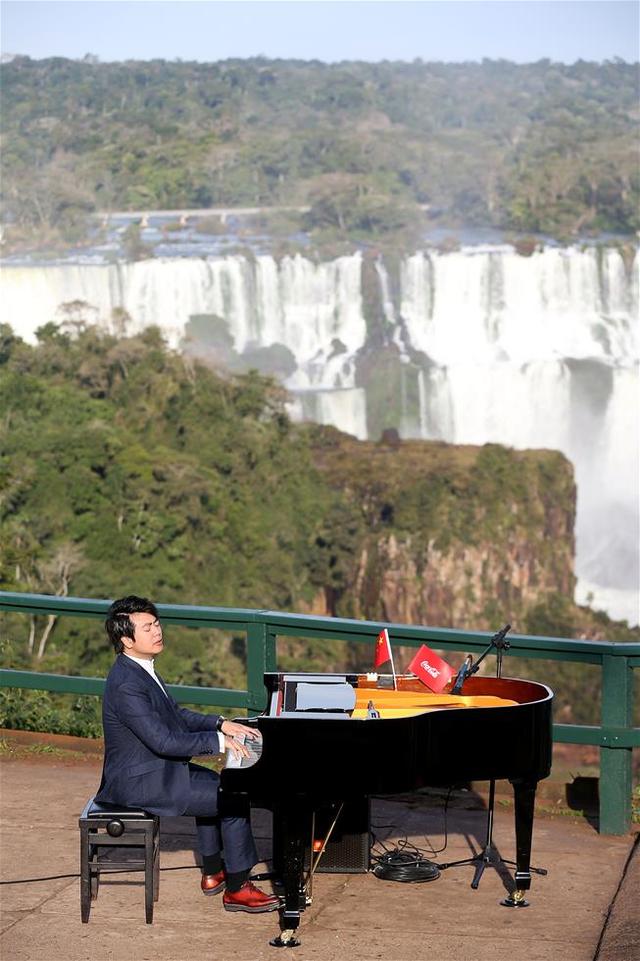 郎朗伊瓜苏瀑布前演奏 助力奥运火炬传递
