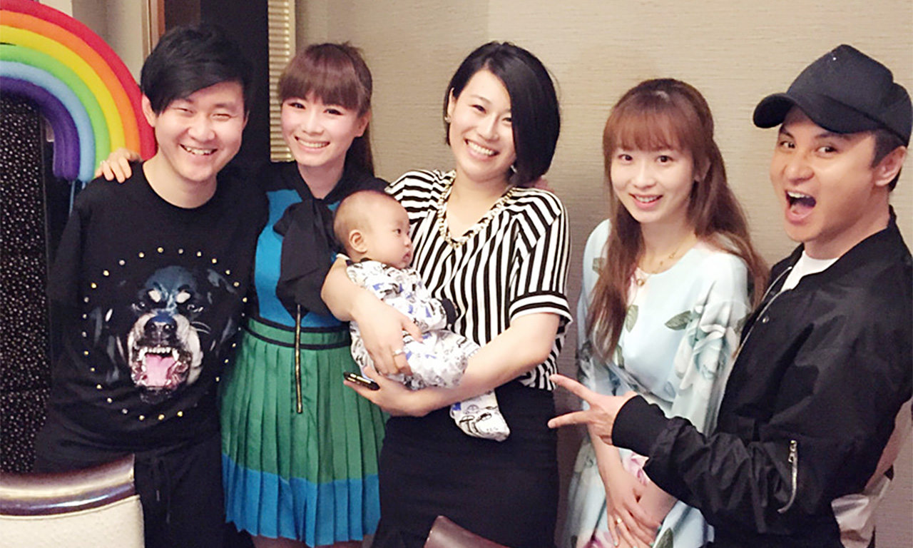 周萌萌从电视上看到刘伟的遭遇和表演,震撼之余不禁红了眼眶,一个无臂