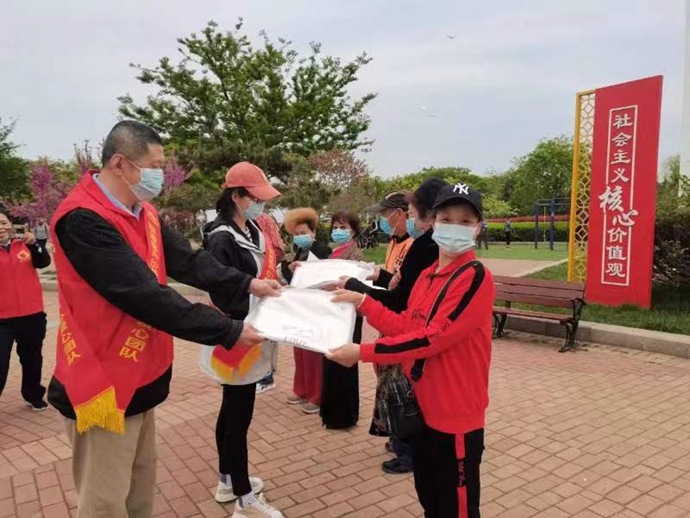 青岛联通“彩虹团队”与市北区爱心联盟志愿者陪伴空巢老人过母亲节