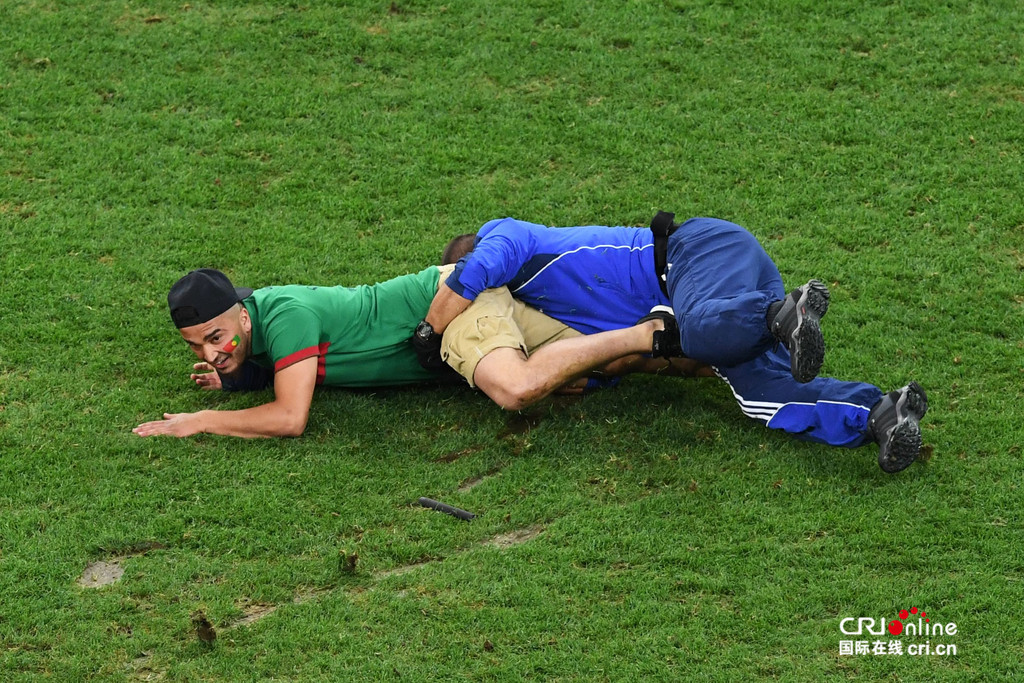 葡萄牙6-4进4强 球迷闯入球场生扑c罗