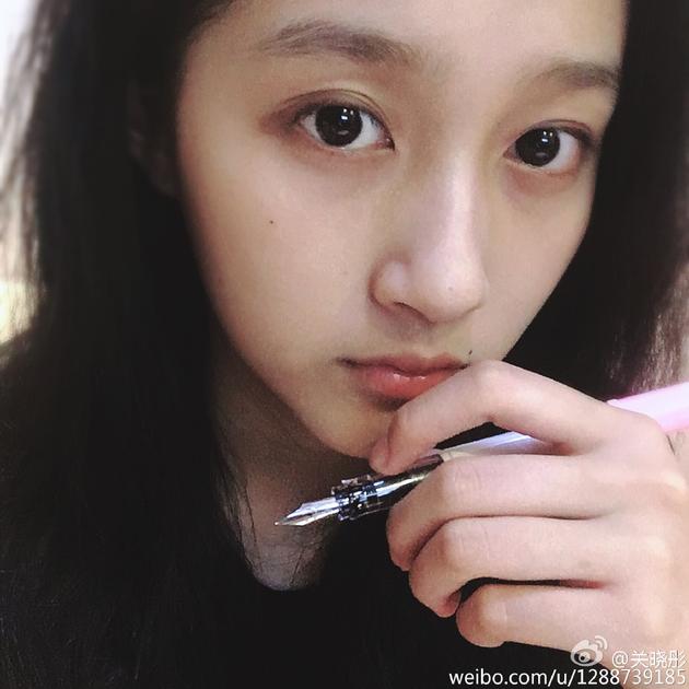 关晓彤披头发晒素颜照 五官清秀大气漂亮