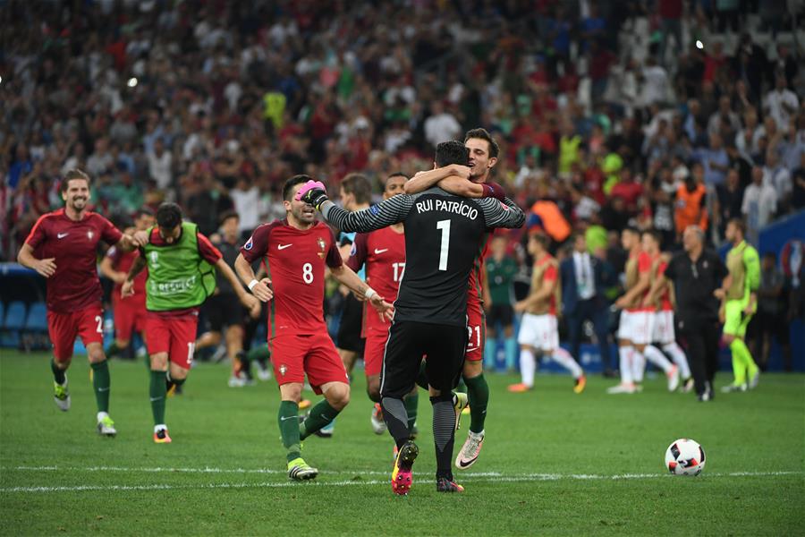 当日,在法国马赛举行的2016年欧洲足球锦标赛四分之一决赛中,葡萄牙队