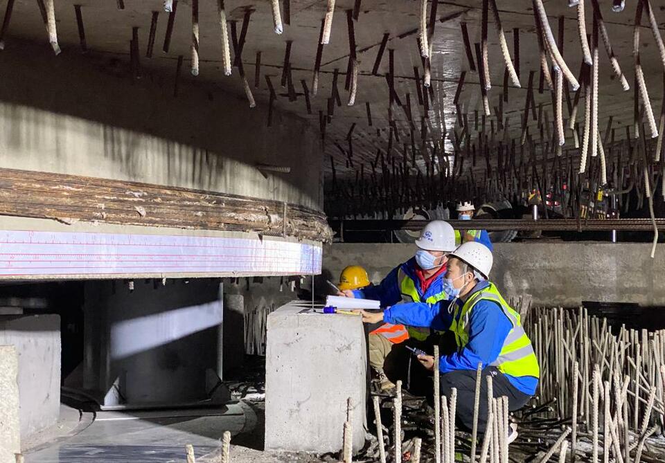 濟鄭高鐵跨濟南地鐵1號線連續梁成功轉體對接