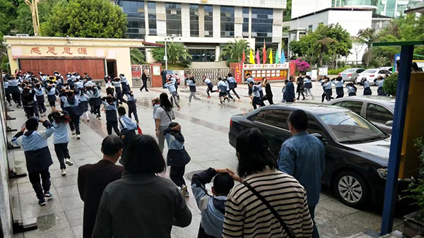 雅安汉源发生48级地震学校有序组织师生疏散组图