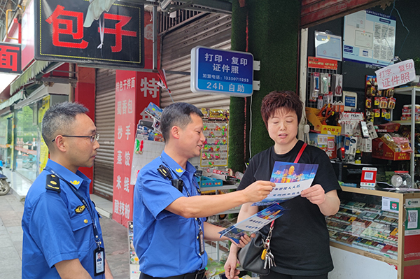 李熠炜：点滴付出 融入城市烟火气里_fororder_李熠炜（中间）正在工作-摄影-方秦