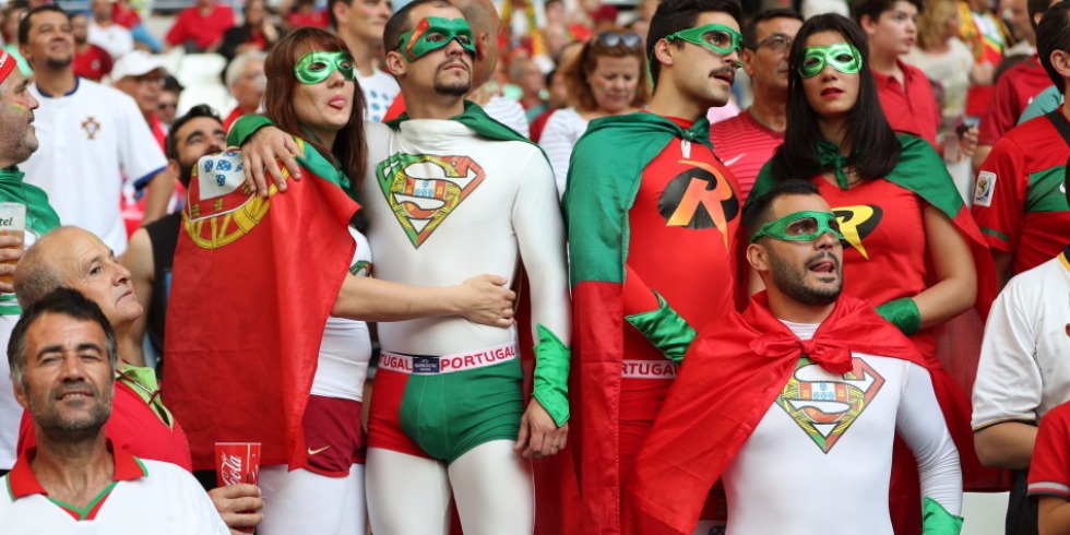 新浪直擊葡萄牙波蘭球迷賽前熱情助威