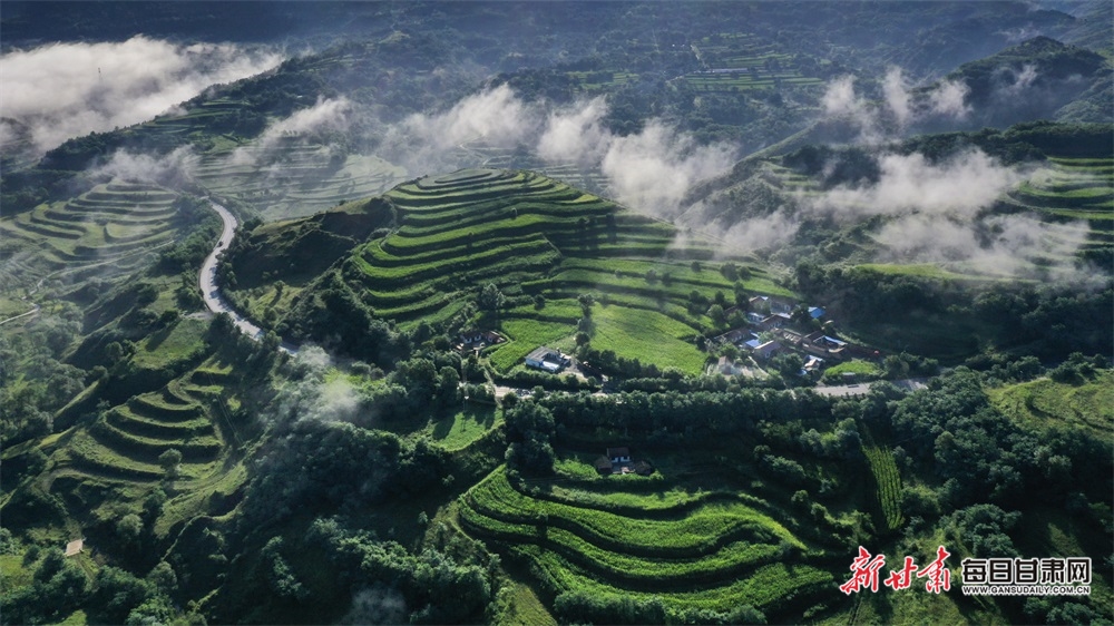 【文旅焦點圖】清溪石間唱歡歌 逶迤山巒聳翠色 華亭“綠色”文章越做越出彩_fororder_小村1