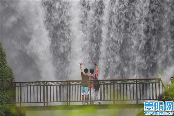 贵阳香火岩瀑布：银河落九天