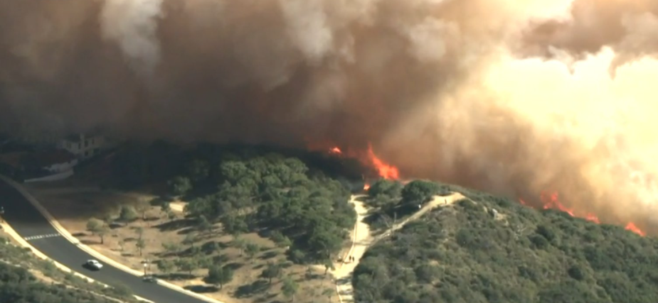 美国加州拉古纳尼古尔地区发生火灾 多处房屋被烧毁