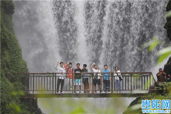 贵阳香火岩瀑布：银河落九天