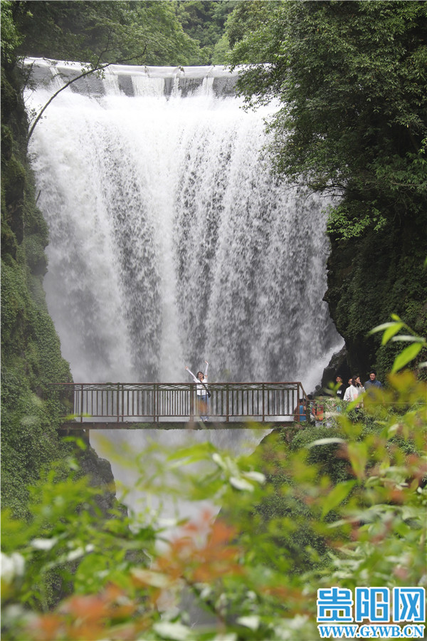 贵阳香火岩瀑布：银河落九天