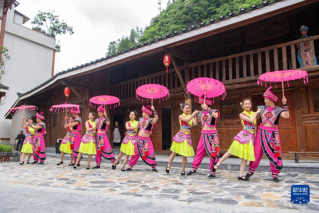 重庆：农文旅融合铺就高山土家小镇致富路