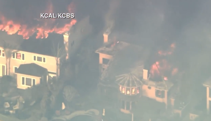 美国加州拉古纳尼古尔地区发生火灾 多处房屋被烧毁