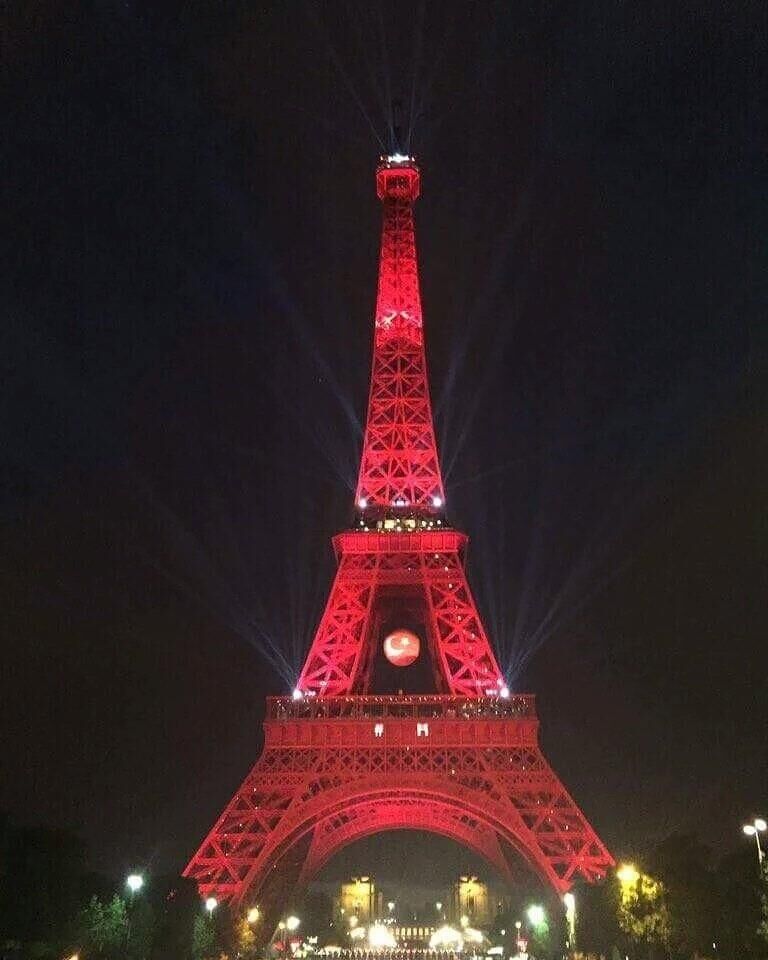 悼土耳其机场袭击事件 巴黎埃菲尔铁塔亮红白灯光