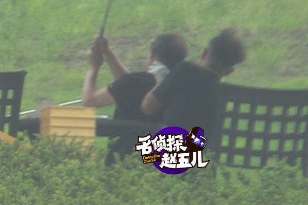 组图：文章是个大孝子！手把手教老爸打高尔夫_娱乐_腾讯网