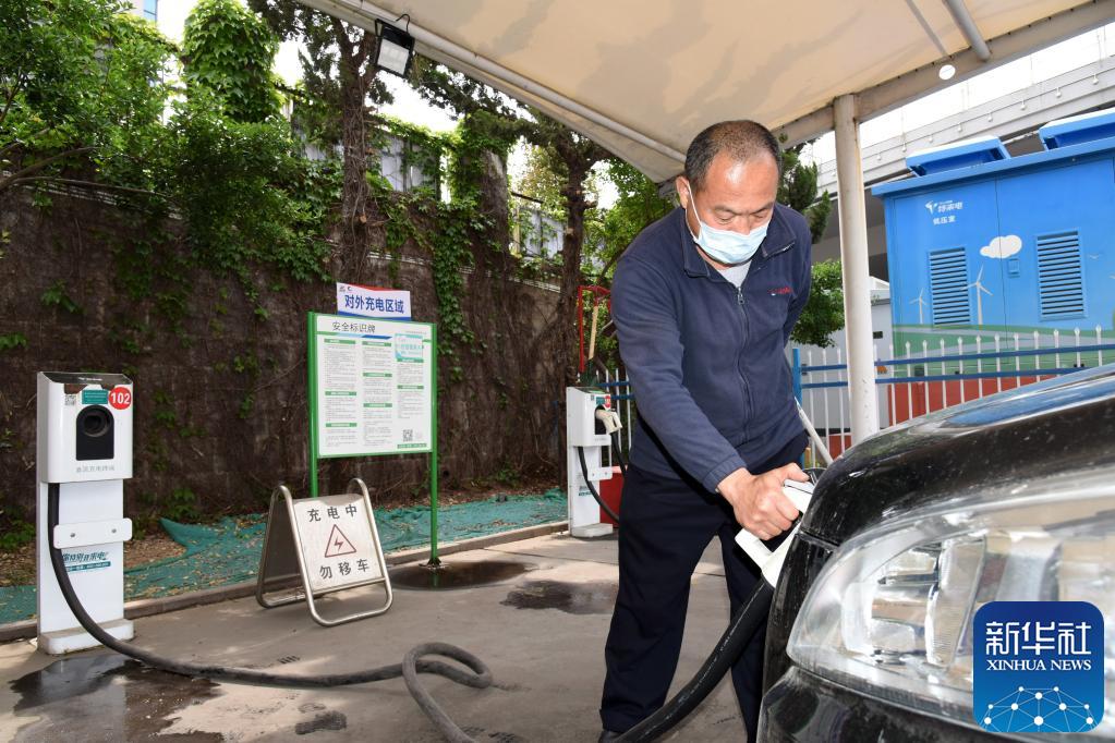 山东青岛：“共享”公交充电桩 缓解电车“充电难”