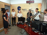 中国国际广播电台副台长夏吉宣检查直播后方准备工作