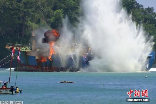 印度尼西亚炸沉176艘非法捕鱼船