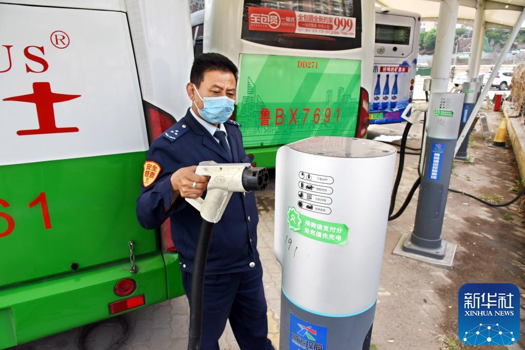 山东青岛：“共享”公交充电桩 缓解电车“充电难”
