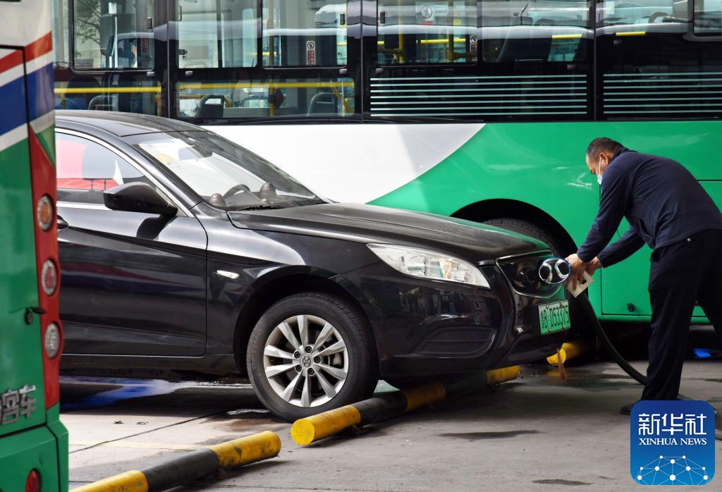 山东青岛：“共享”公交充电桩 缓解电车“充电难”