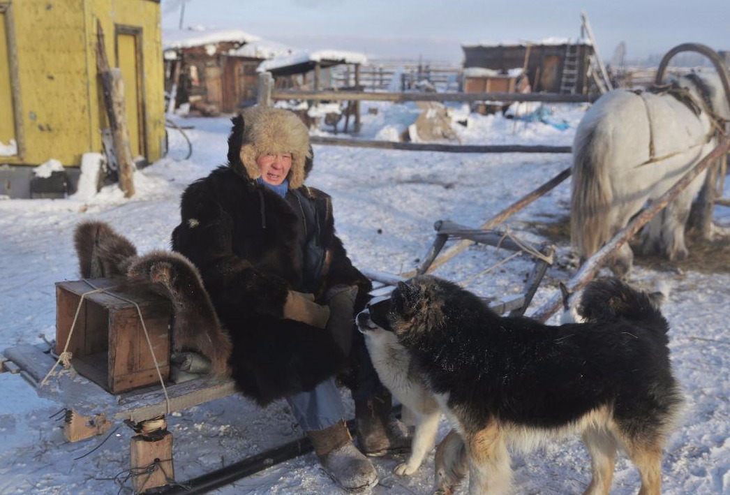 在路边休息的牧民_fororder_2745781150821344904