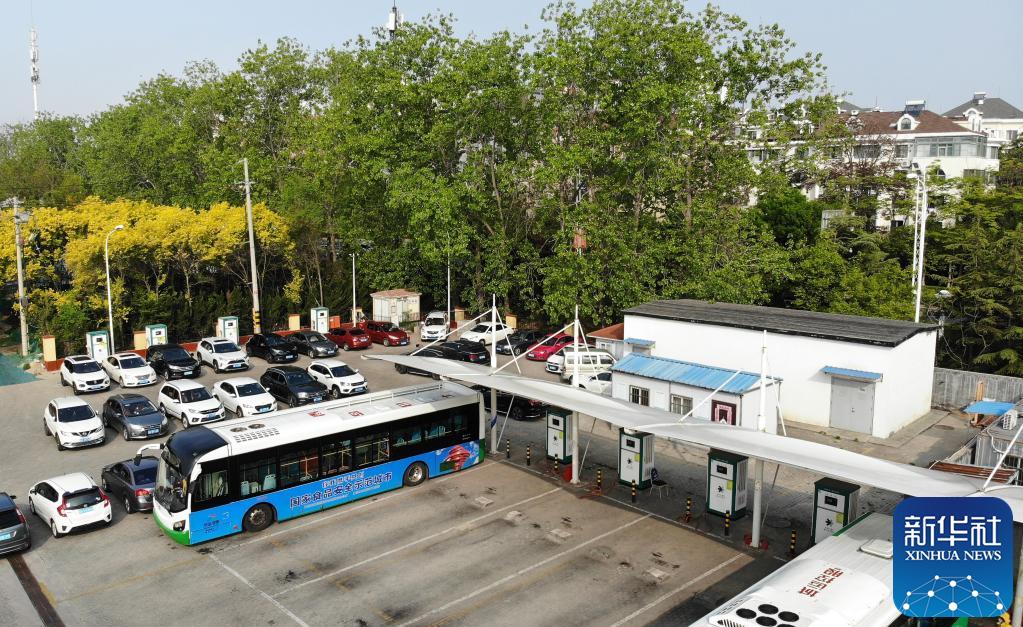 山东青岛：“共享”公交充电桩 缓解电车“充电难”