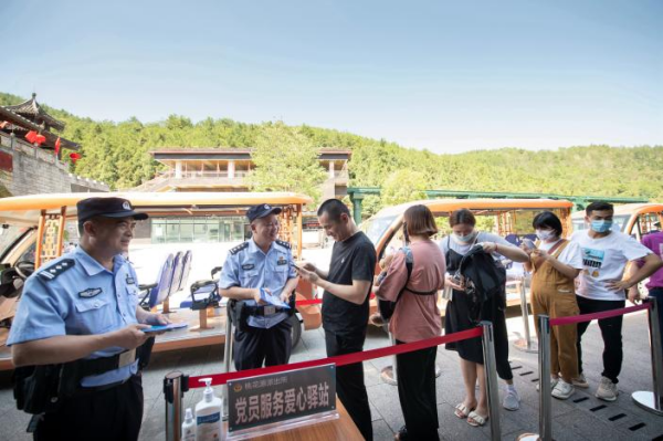 【原创】重庆酉阳桃花源派出所：人间“桃花源” 最美“枫警”画_fororder_图片10(1)