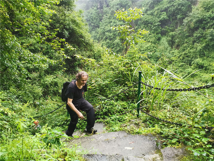 与中国大山结缘的法国洞穴探险家