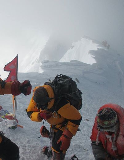印度夫妇登顶珠峰事件被指造假 照片或经PS处理