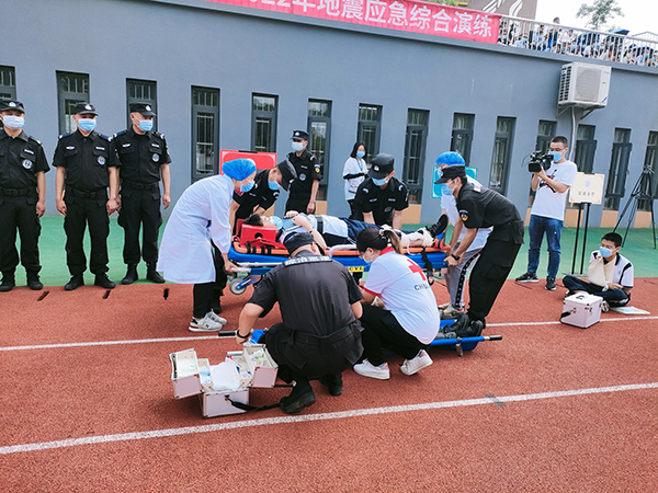 绷紧校园“安全线” 成都地震应急演练校园专场在郫都区举行_fororder_伤员急救演练-摄影-杨建昆