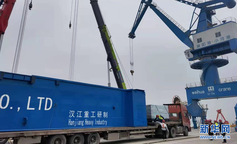 湖北襄阳开通首条出口海运跨国航线 700吨节段拼装造桥机将发往泰国