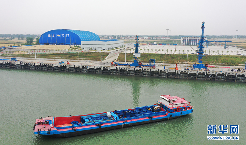 湖北襄阳开通首条出口海运跨国航线 700吨节段拼装造桥机将发往泰国