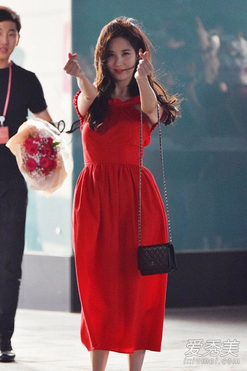 少女时代林允儿徐贤 韩国女星六月最新街拍搭配