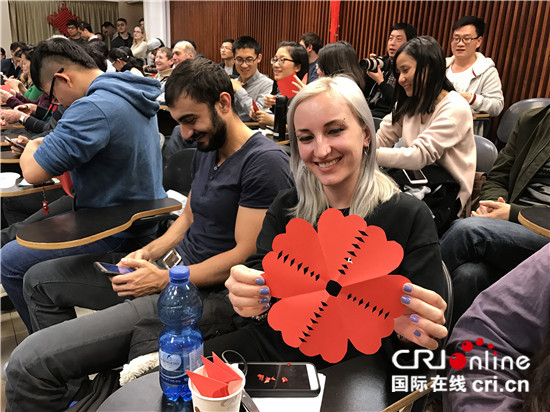 图片默认标题_fororder_3.以色列学生剪窗花。(摄影孙伶俐).JPG