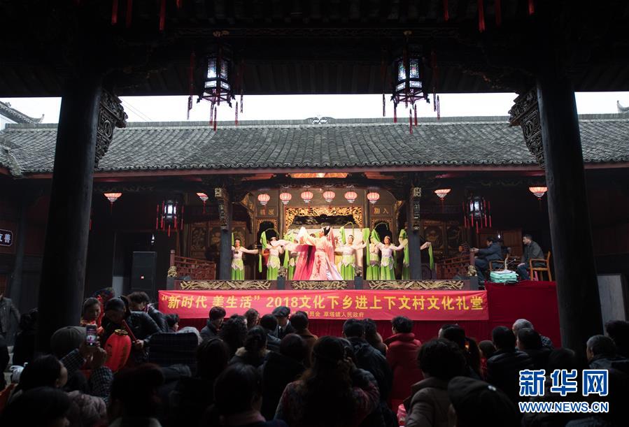 浙江诸暨：老戏台上“年味”浓