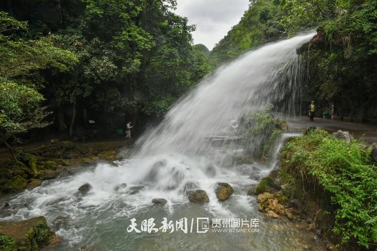 贵州荔波：雨后小七孔景色秀丽宜人