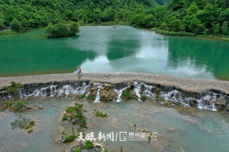 贵州荔波：雨后小七孔景色秀丽宜人