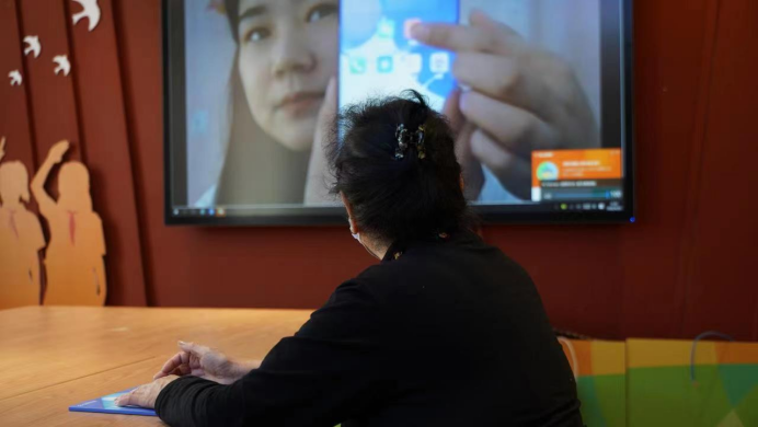 迈过数字鸿沟 与“老朋友”结伴前行