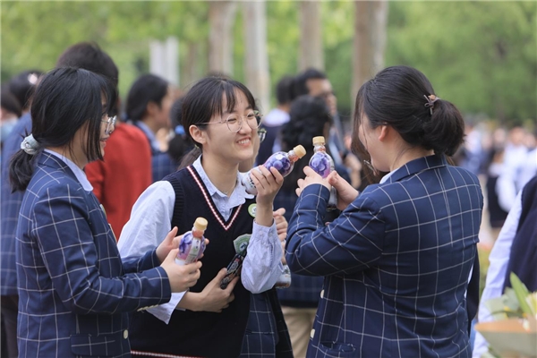 合肥八中毕业季 元气森林赠出6100份“满分”祝福